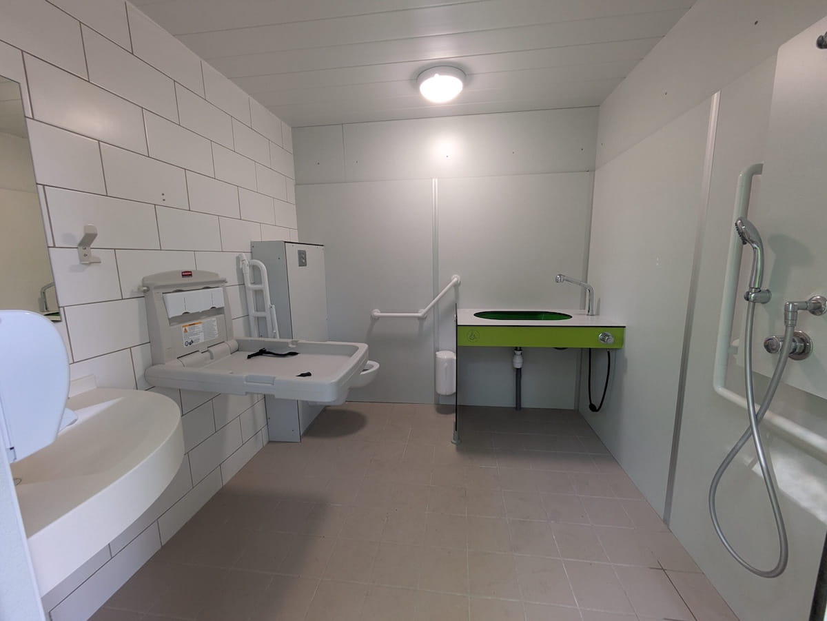 bloc sanitaire avec table à langer au camping Aux vallons au Lac de Sainte Croix
