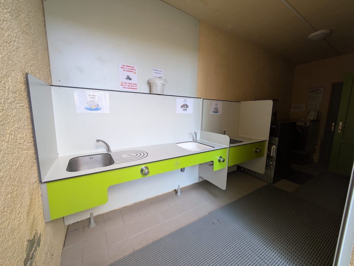 lavabos pour la vaisselle au camping Aux vallons au lac de Sainte Vroix du Verdon